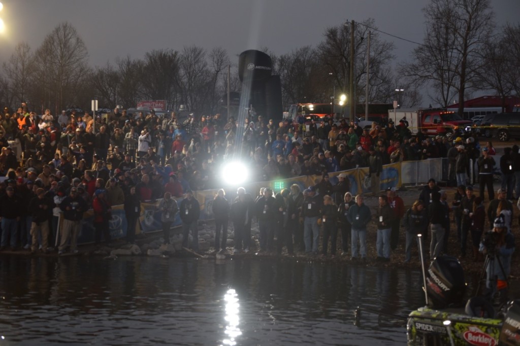 The launch crowd at 6 a.m. on Day 2 of the 2016 Bassmaster Classic